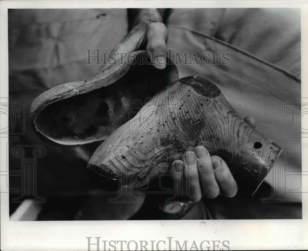 1975 Press Photo Hand-carved wooden last and cork bed are used for shoe building - Historic Images