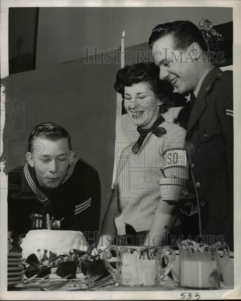1952 Press Photo Seaman Joseph Lilly blows candles on USO's 11th birthday cake - Historic Images