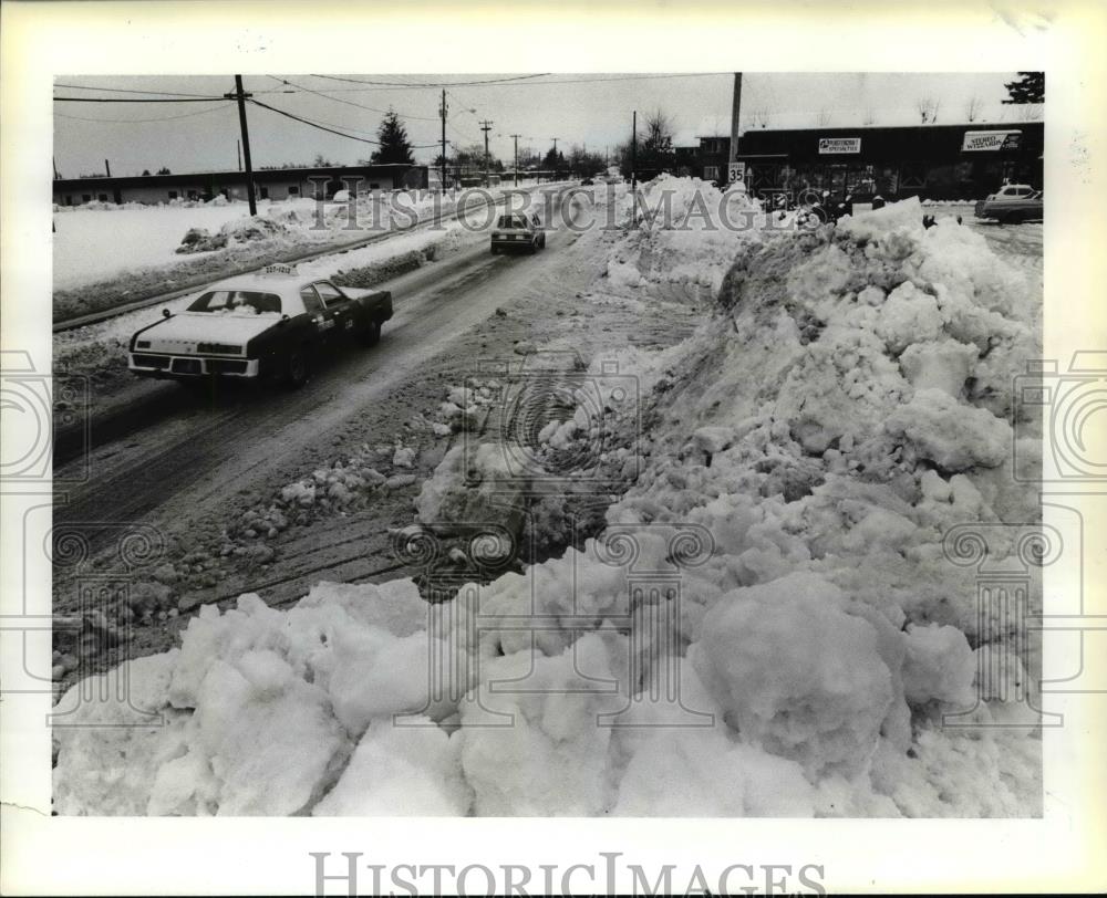 1980 Press Photo Automobiles move fairly, freely in downtown Gresham - orb57684 - Historic Images