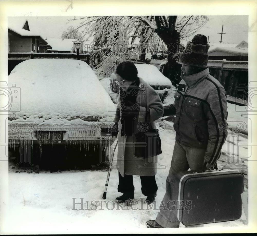 1980 Press Photo Boyscout&#39;s helping hand-Oregon Ice and snow storm - orb57686 - Historic Images