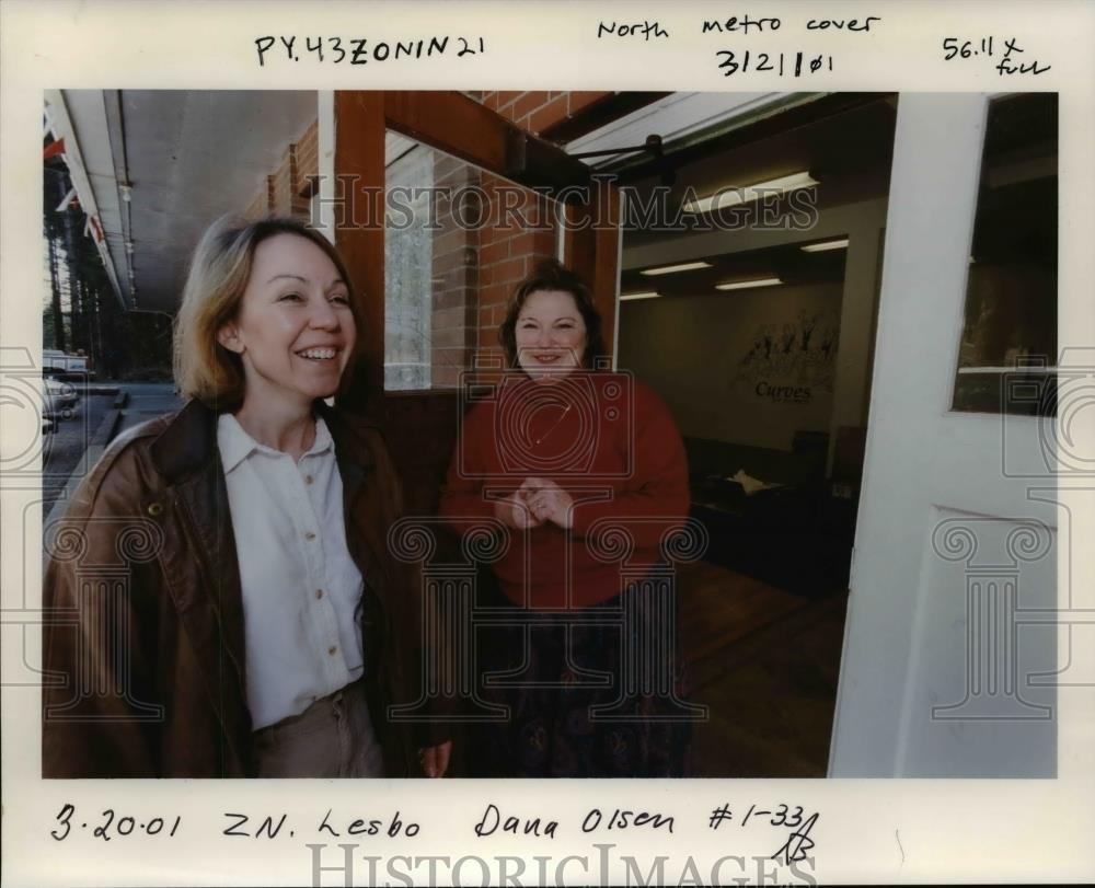 2001 Press Photo Friendship in Yacolt Washington - orb57736 - Historic Images