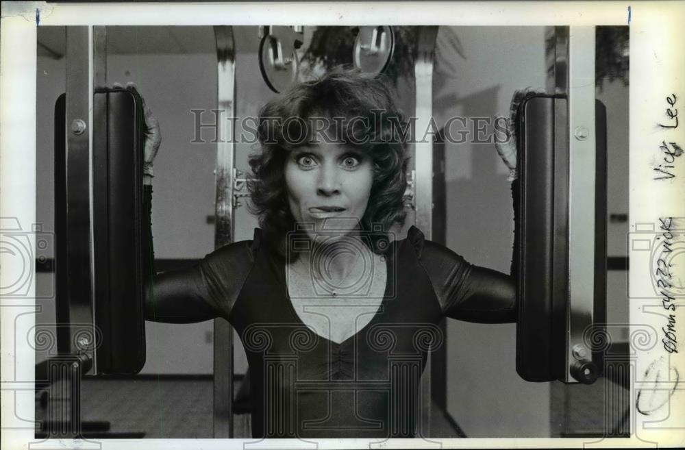 1984 Press Photo Victoria L Lee workout on weight lifting machine - orb57883 - Historic Images