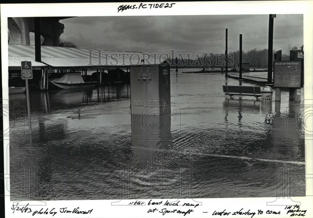 1993 Press Photo Parking Lot of Sportcraft Marina in Oregon City Flooded by Rain - Historic Images