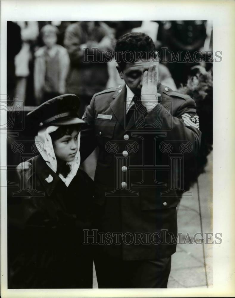 1987 Press Photo Terry Lowells and his daughter Kira on dedication of Veterans - Historic Images