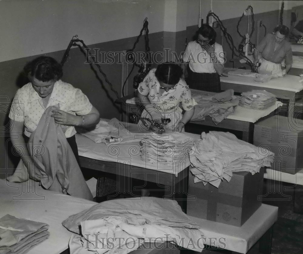 1957 Press Photo Pressers go over clothes with steam irons at White St Historic Images