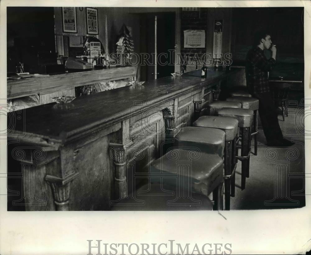 1972 Press Photo The exquisitely-carved oak bar, of Wolf Creek Inn - orb59278 - Historic Images