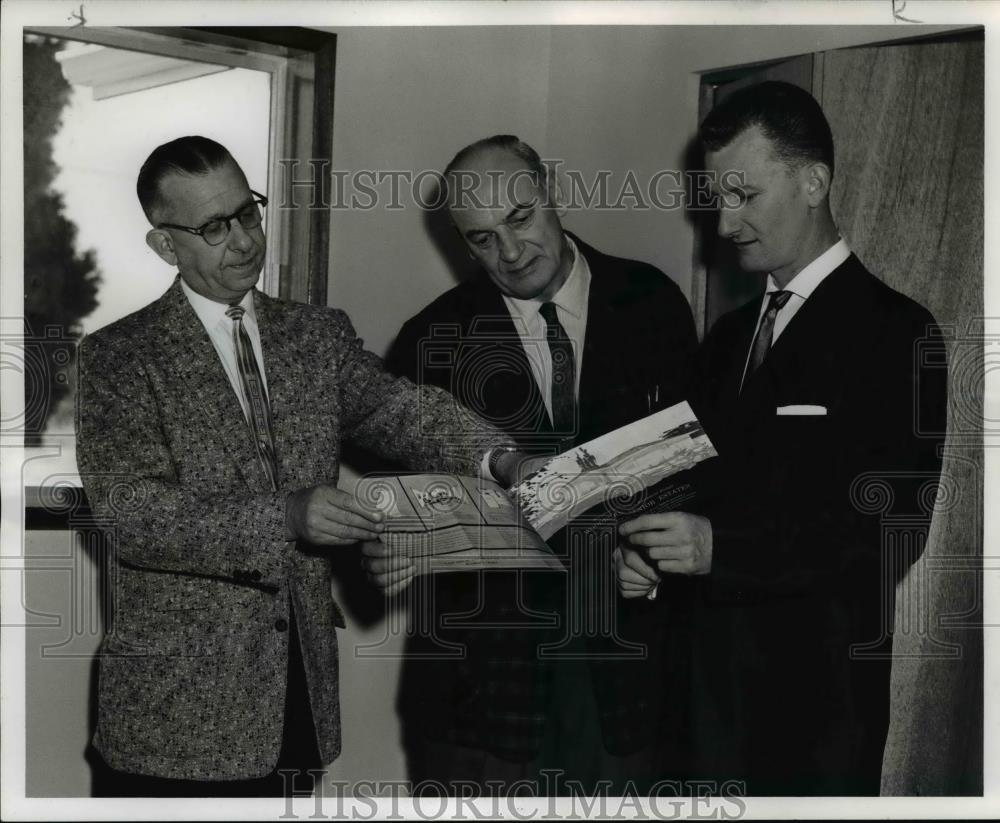1960 Press Photo Jack Lacey, mayor of Woodburn w/ Leo Rush & Howell Ap