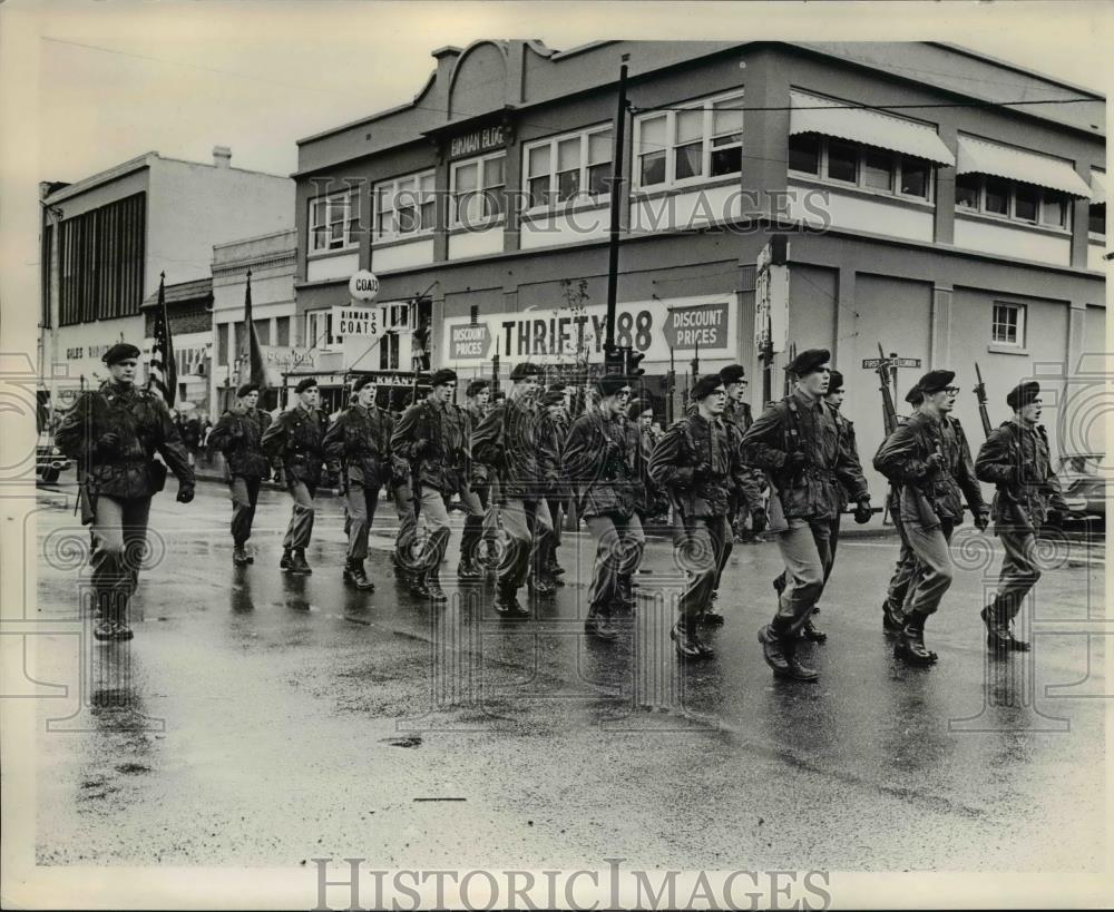 1965 Press Photo Raiders of OSU marched in rain Oregon&#39;s biggest parade - Historic Images