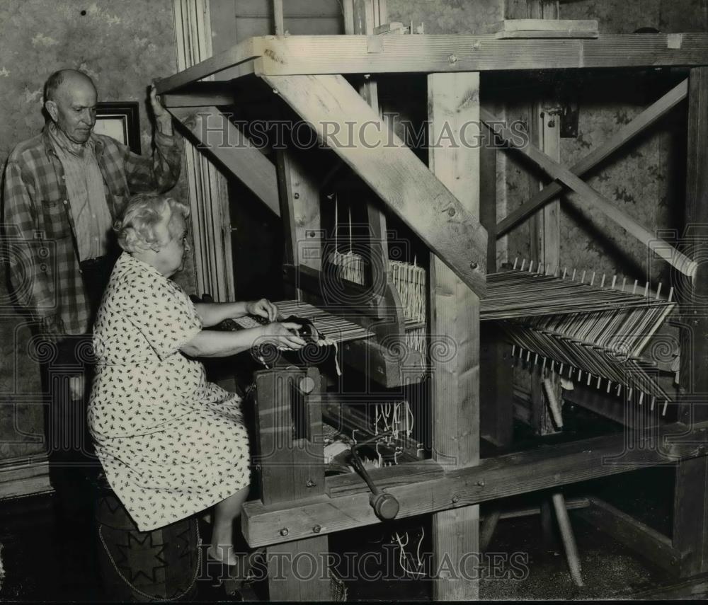 Press Photo Rug-weaving-Mrs. Fred Bailey - orb59907 - Historic Images