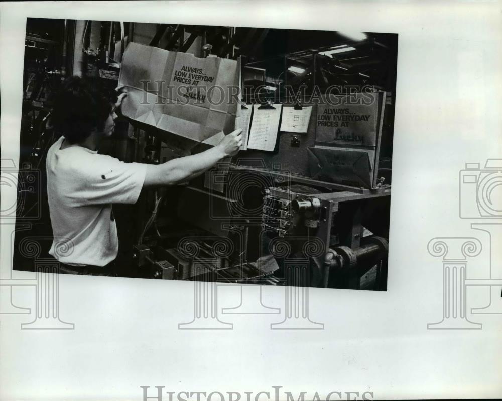 1977 Press Photo Randy Yates machine operator at West-Kraft Paper Co - orb59940 - Historic Images