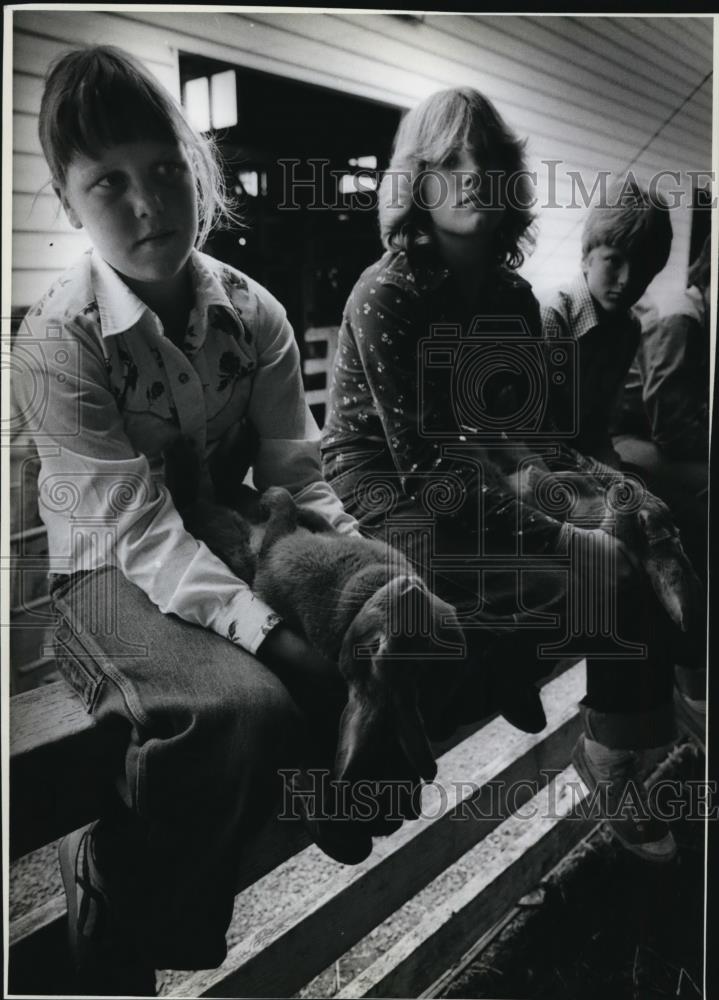 1982 Press Photo Shawna Adams, Kim Lovejoy hold napping rabbits Rosie and Bugs - Historic Images