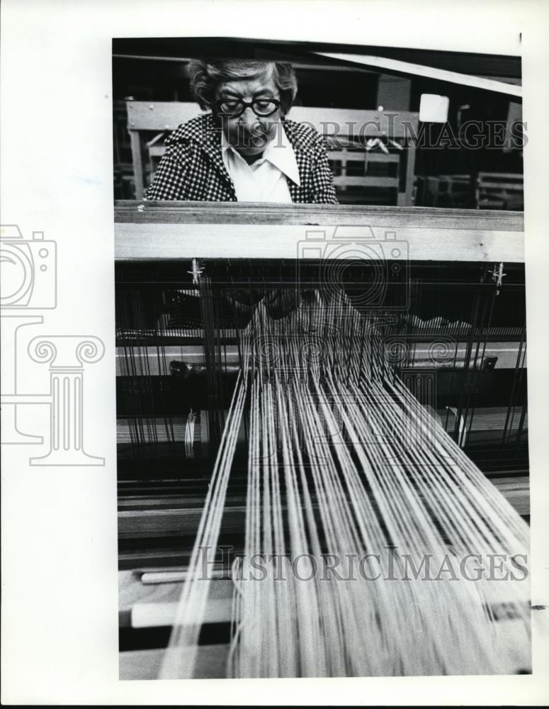 1977 Press Photo Grace Purdy makes a handbag on a loom - orb60905 - Historic Images