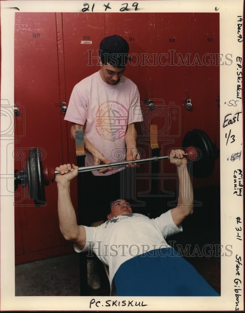 1990 Press Photo Weight Lifting -Ryan Rector (standing) helos Chris Green - Historic Images