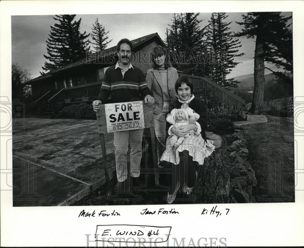1986 Press Photo Mark & Jane Fortin, & their daughter, Kitty - orb61191 - Historic Images