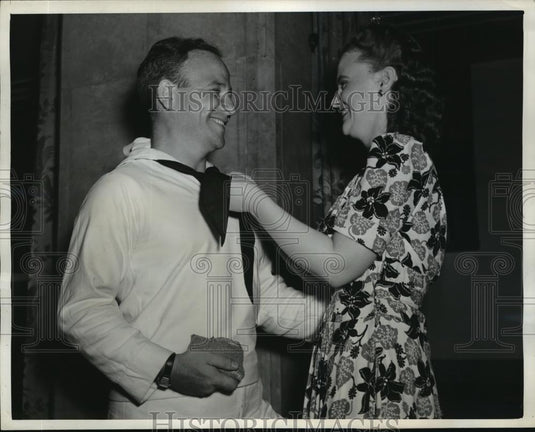 1942 Press Photo New York Agnes McDonough straightens a tie NYC - neny06471 - Historic Images