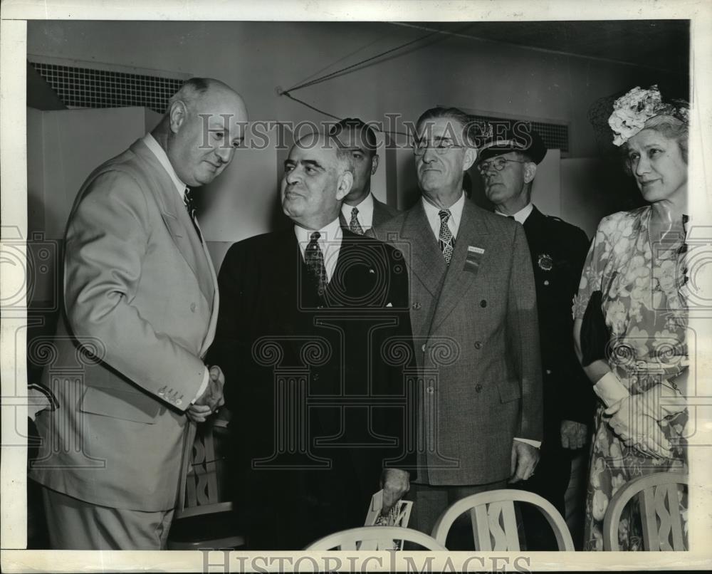 1942 Press Photo New York James A Farley and Gov Herbert Lehman shake hands NYC - Historic Images