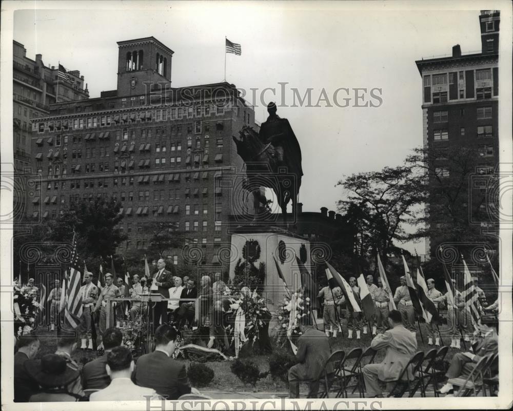 1942 Press Photo New York Dr Julian Arroyo speaks at ceremony NYC - neny06496 - Historic Images