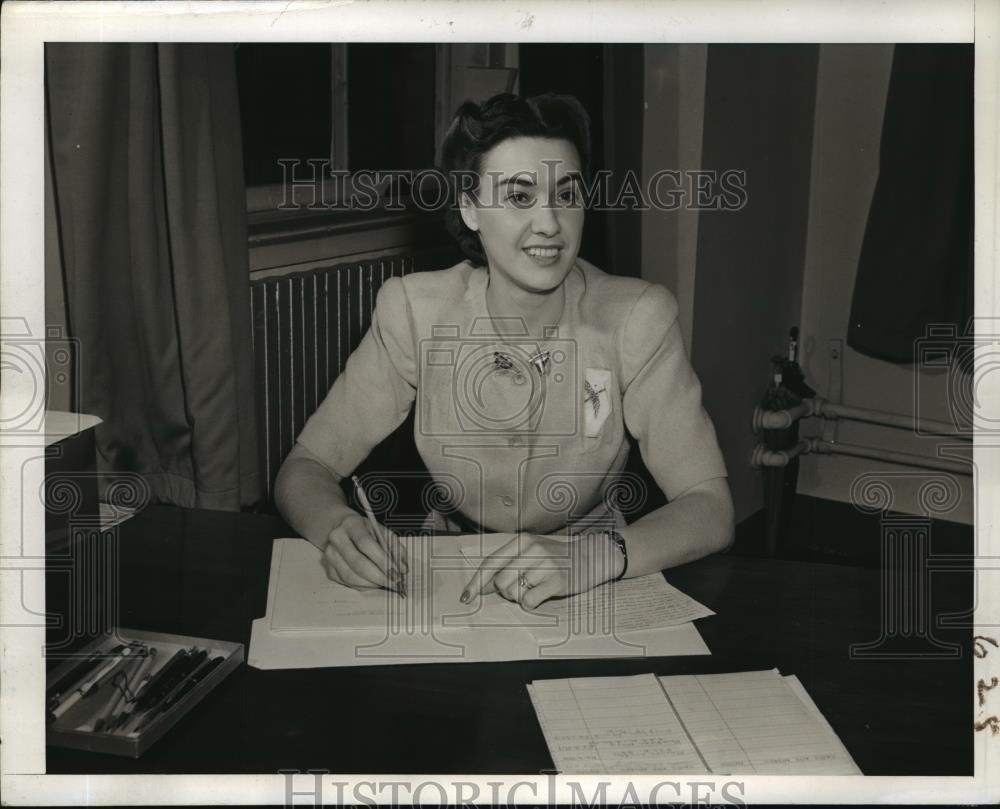 1942 Press Photo Volunteer Coordinator Jacqueline Gutwillig  - neny06522 - Historic Images