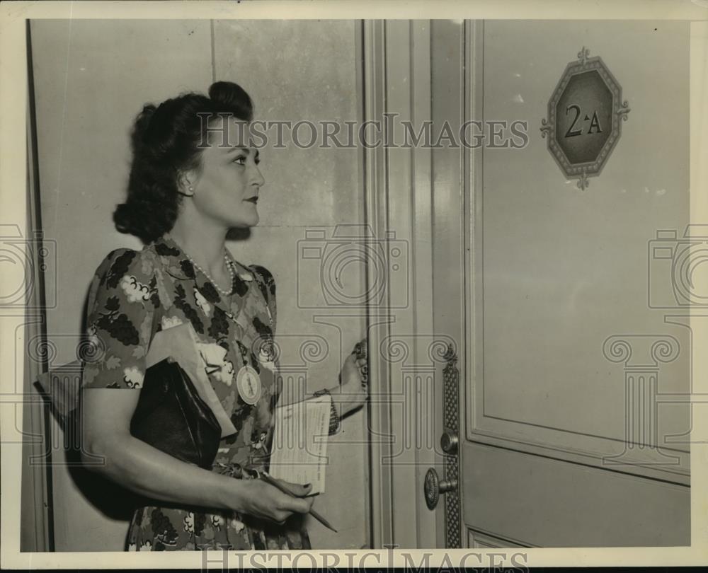 1942 Press Photo New York Minuteman Mrs Alan Pope Seeks War Bond Pledges - Historic Images