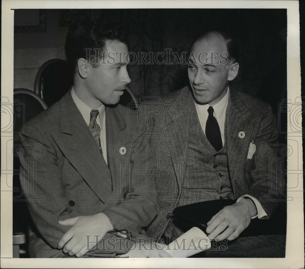 1942 Press Photo Dr William Thompson talks with Dr Arthur Touroff NYC - Historic Images