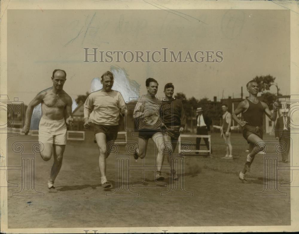 Vintage Running Races 1933 Press Photo Runners in Track Race - nef47357 - Historic Images