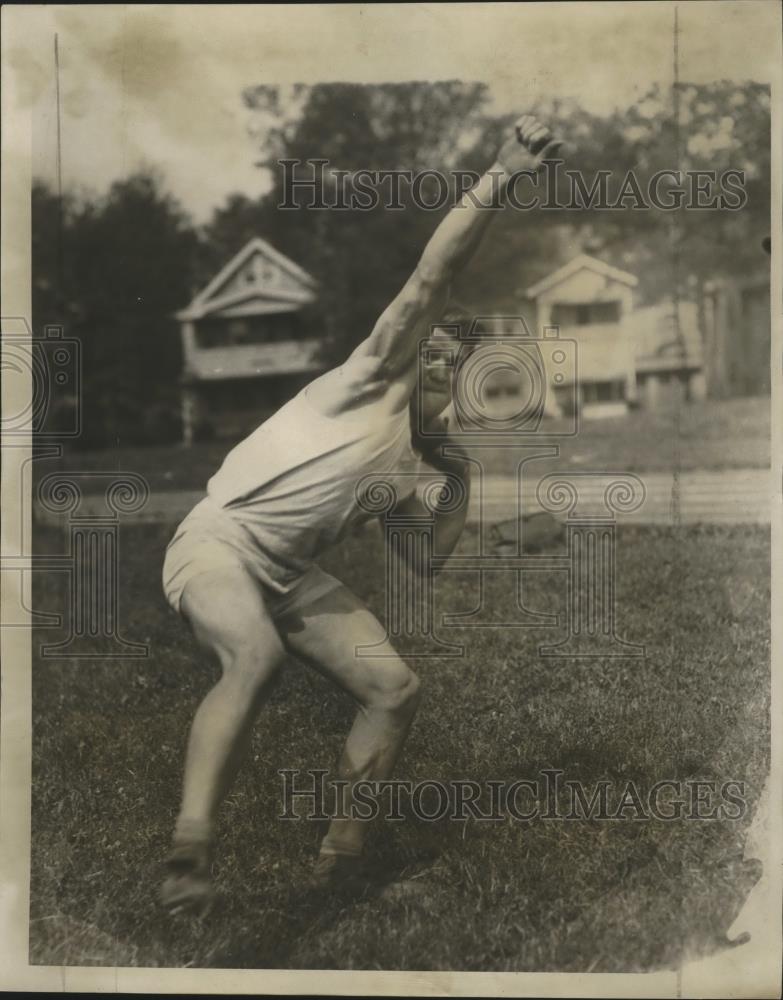 1932 Press Photo Paul Hadleck of Ashtabula at NEO track meet shot putting - Historic Images