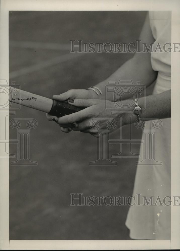 1947 Press Photo Bev Baker demonstrates her grip for making either hand return - Historic Images