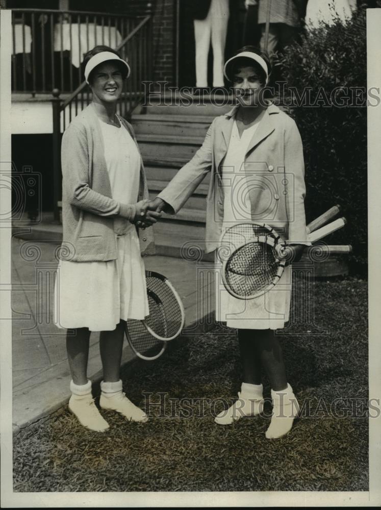 1929 Press Photo Helen Marlowe congratulates Mary Palfrey, Nat&#39;l Singles - Historic Images