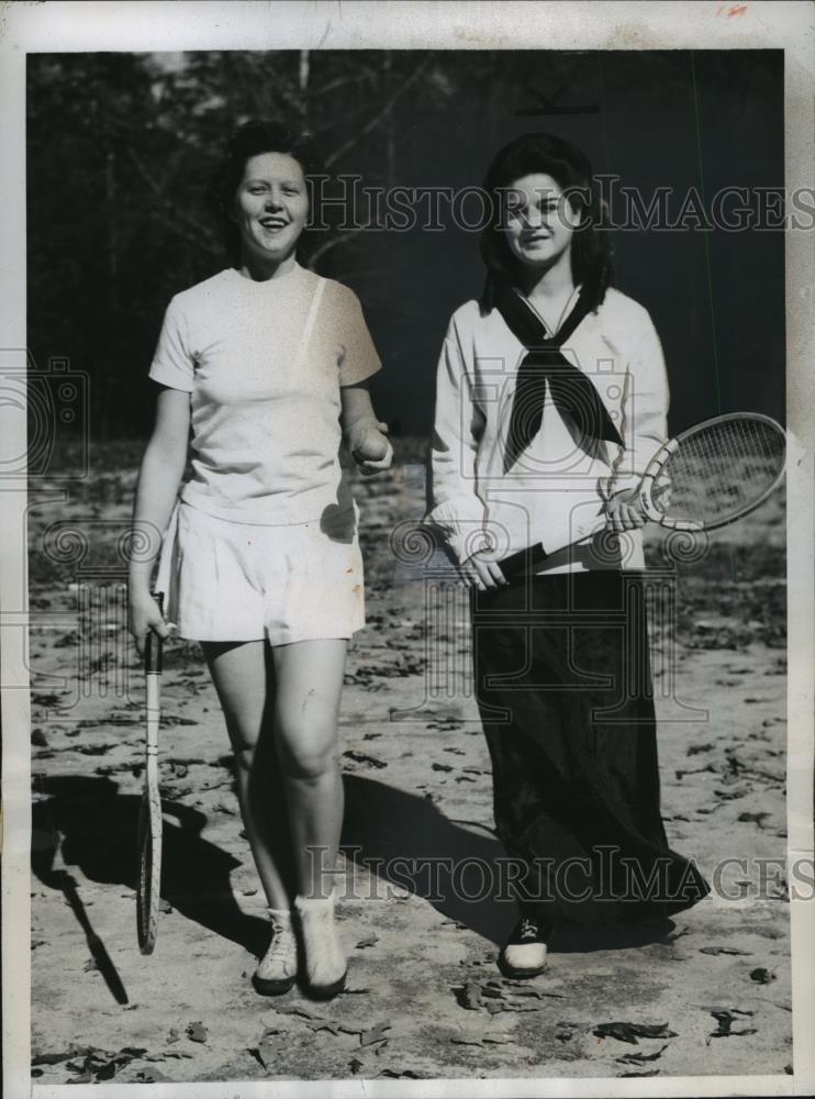 1945 Press Photo Nell Lancasterm Cassie Whittemore at tennis Red Springs NC - Historic Images