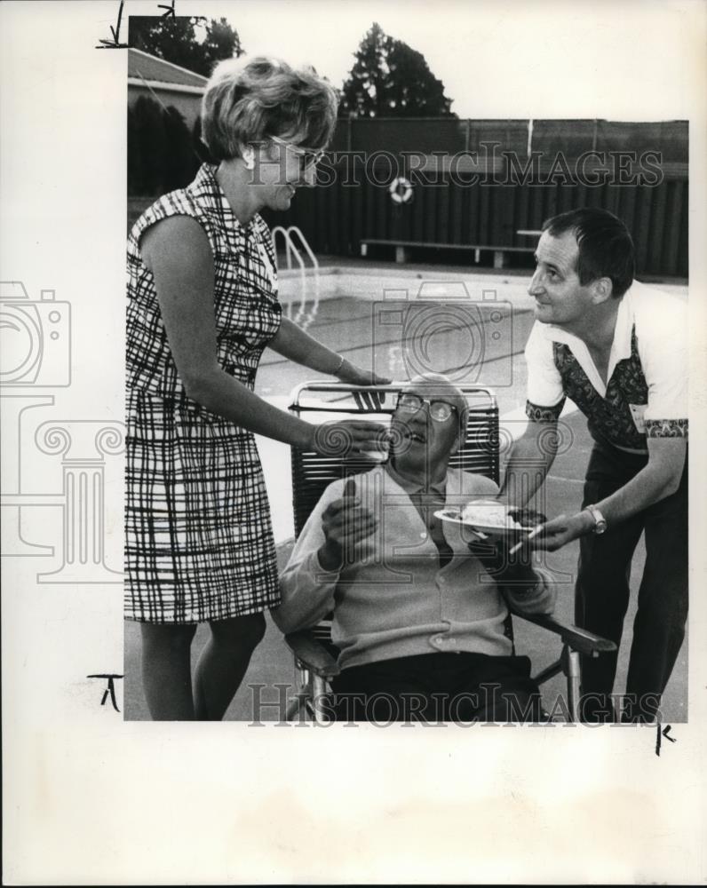 Press Photo San Norby, Mr. Mrs. Dale W. Barker Annual Pool Party - ora72454 - Historic Images
