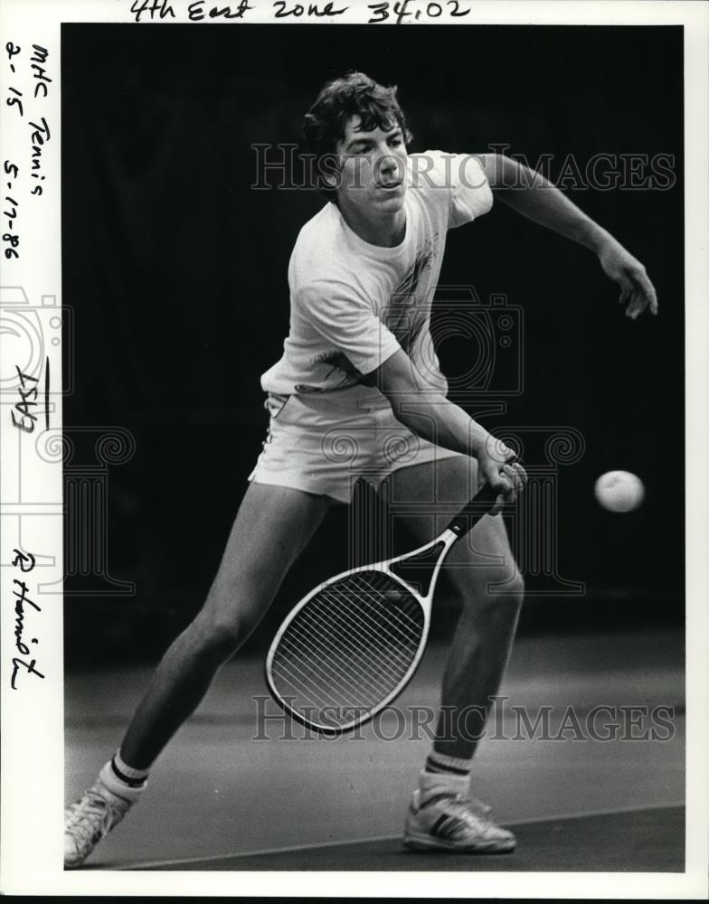 1986 Press Photo Gresham's Steve Neary chips a shot back at Kent Weber - Historic Images