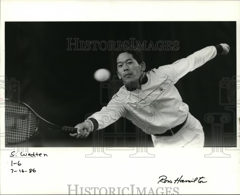 1986 Press Photo S. Wedten in an intense game of tennis - orc01801 - Historic Images
