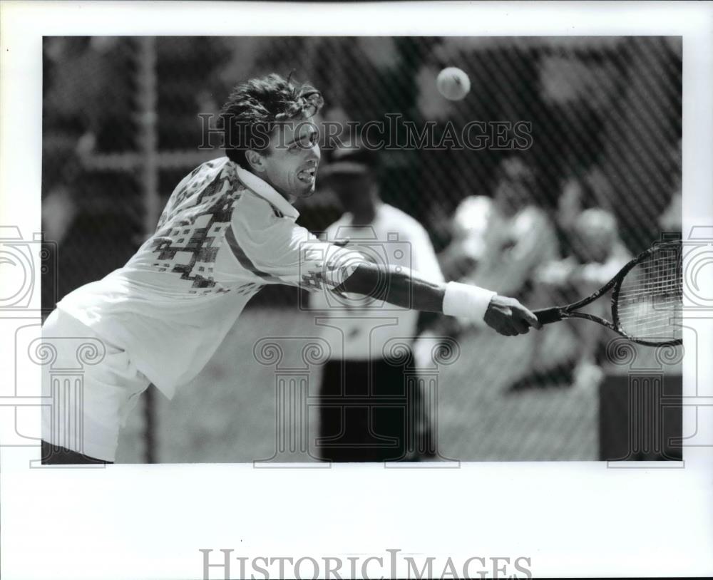 Press Photo Seed Martin Barba lurches for a passing shot by Derek Farren - Historic Images