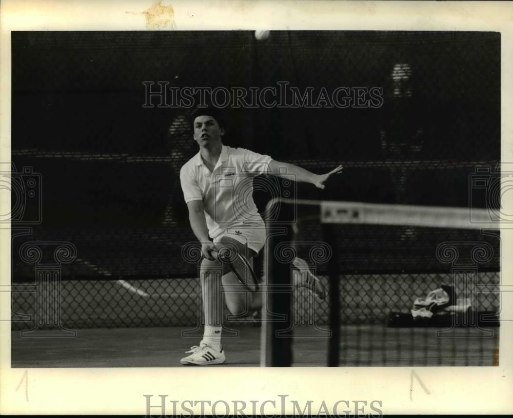 1985 Press Photo Jesuit&#39;s Sean Smith returns shot in match last season - Historic Images