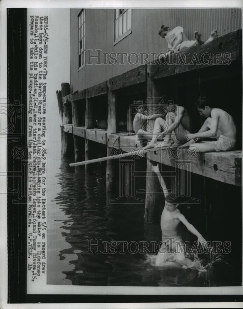 1955 Press Photo Ildefonso Rosado, Jose Pedro, Pedro Lopez swim in NYC - Historic Images