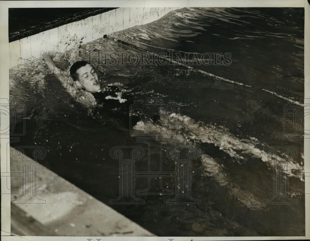 1935 Press Photo Swimmer Hoyt set record in 300 yard medley backstroke - Historic Images