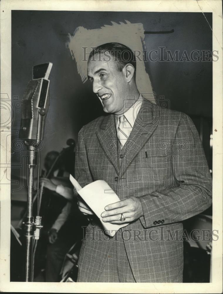 1937 Press Photo Johnney Allen Cleveland pitcher on national radio show - Historic Images