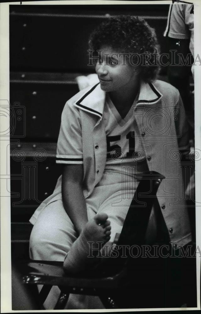 1982 Press Photo Michelle Gentry props up injured ankle as she watches action - Historic Images