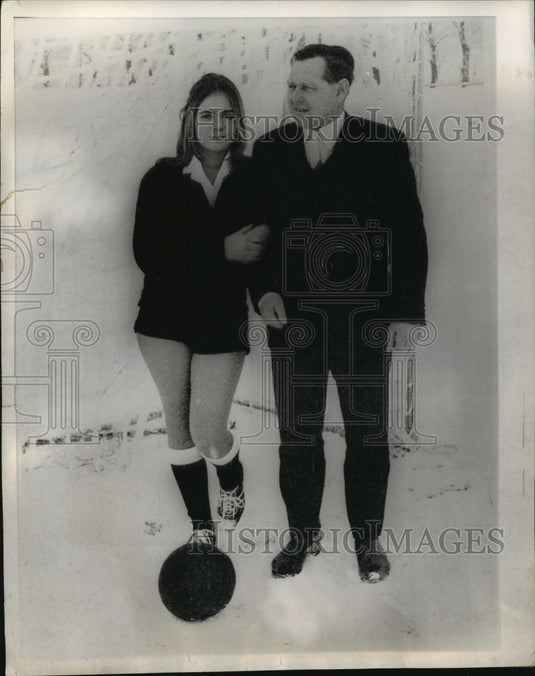 1968 Press Photo Diana Block & dad Heinrich Block soccer referee in Germany - Historic Images