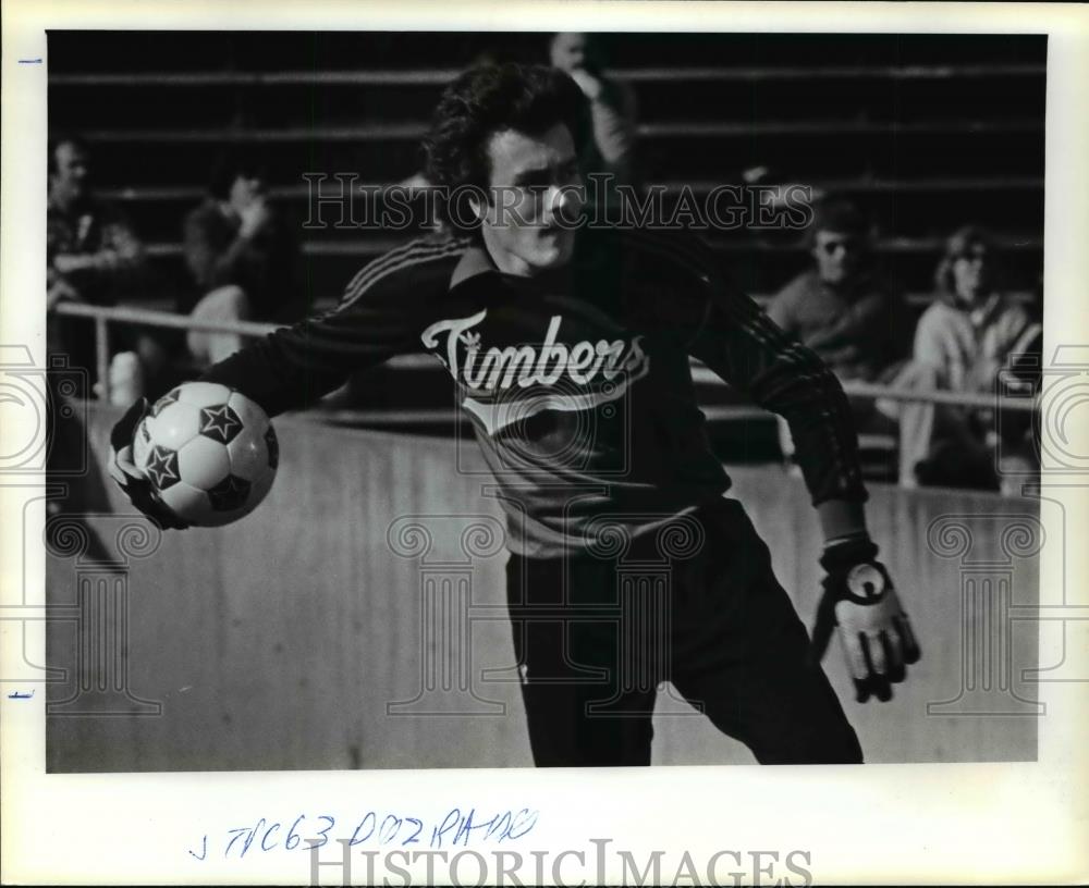 1981 Press Photo Portland Timber's Dragan Radovich shows expertise marking - Historic Images