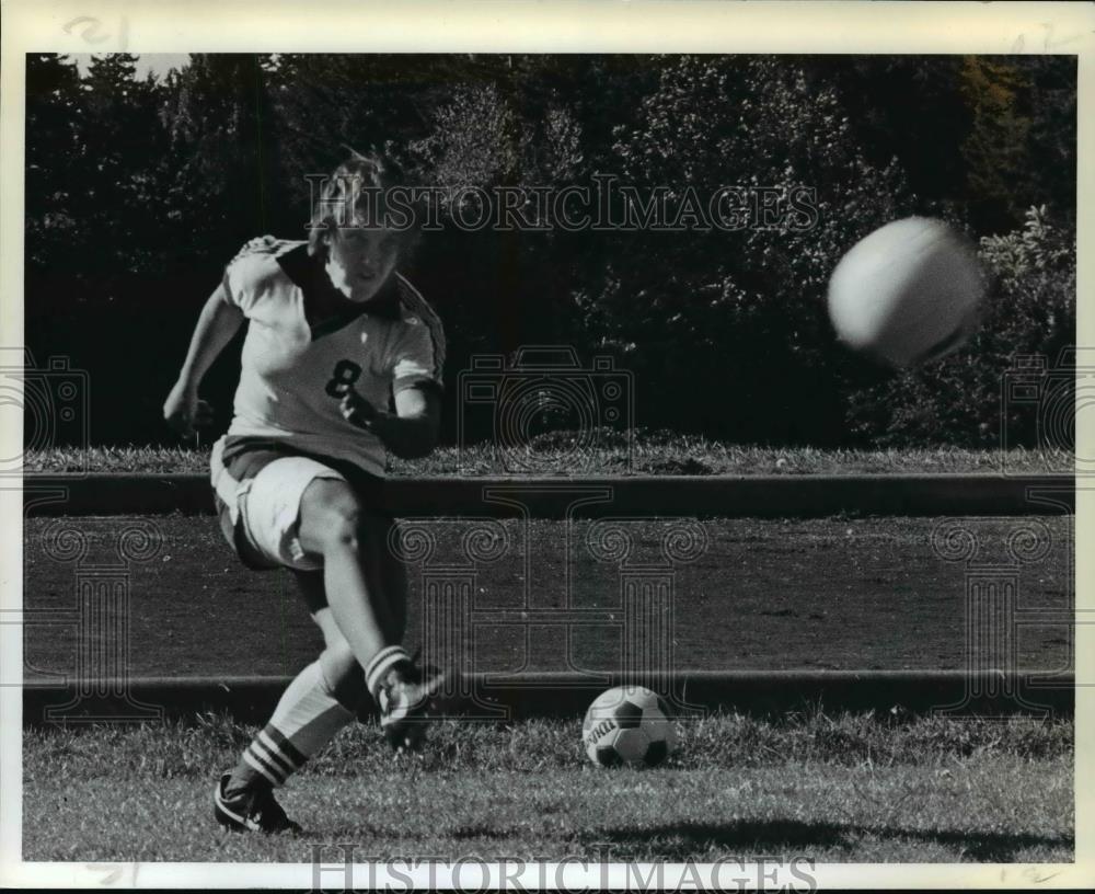 1982 Press Photo Kathy Johnsen is one of the key players of the U of Portland - Historic Images
