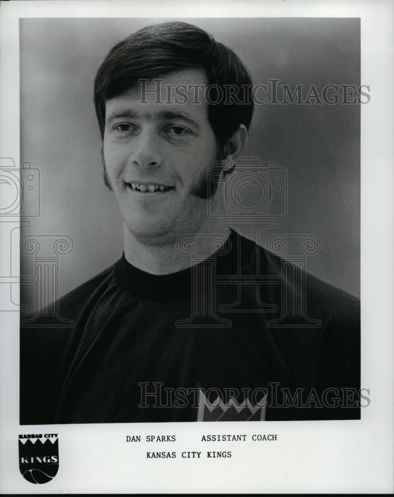 Press Photo Assistant coach of Kansas City Kings Dan Sparks photo opportunity - Historic Images