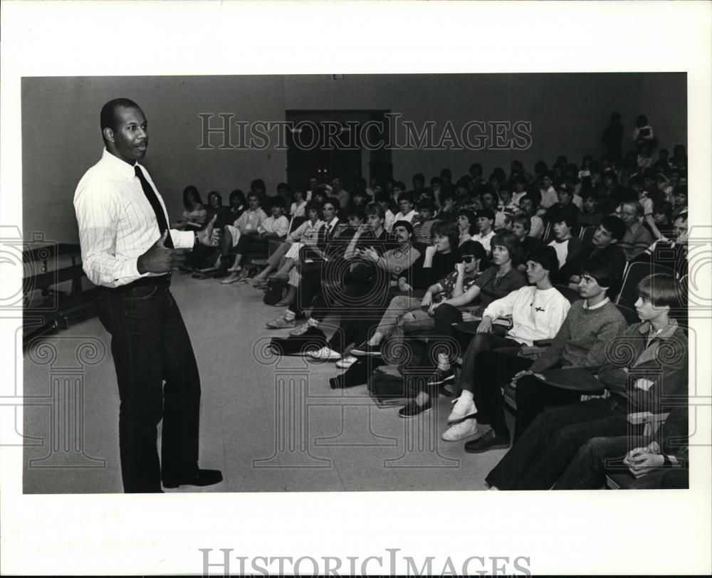 1985 Press Photo Kermit Washington on Sam Barlow High School students - Historic Images