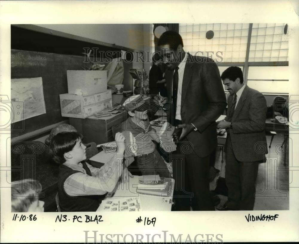 1986 Press Photo Kenny Carr, Portland Trail Blazer at Union Ridge Elem. School. - Historic Images