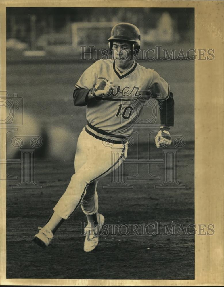 1985 Press Photo Forrest Olson Columbia River Chieftains Baseball Heads Home - Historic Images