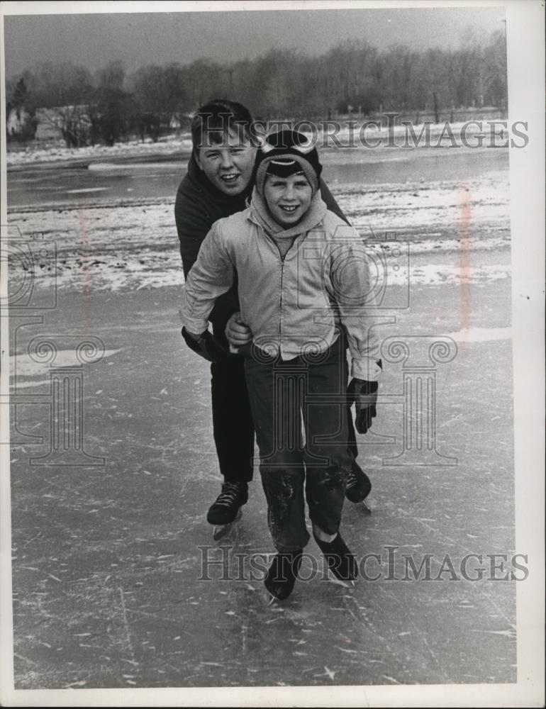 1967 Press Photo Menton Ics skating rink &amp; two boys on the icehttp://204.75.12.2 - Historic Images