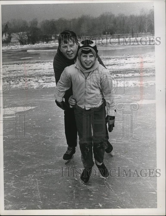 1967 Press Photo Menton Ics skating rink & two boys on the icehttp://204.75.12.2 - Historic Images