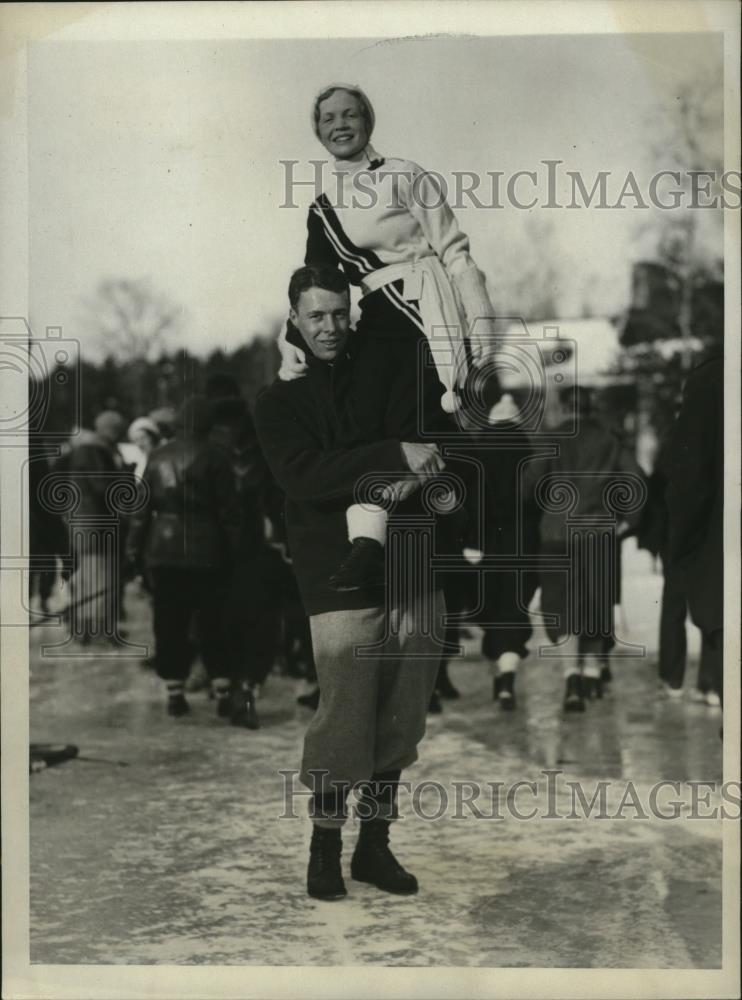 1932 Press Photo F.W. Tetzlaff hoists Betty Darrah at Dartmouth winter carnival - Historic Images