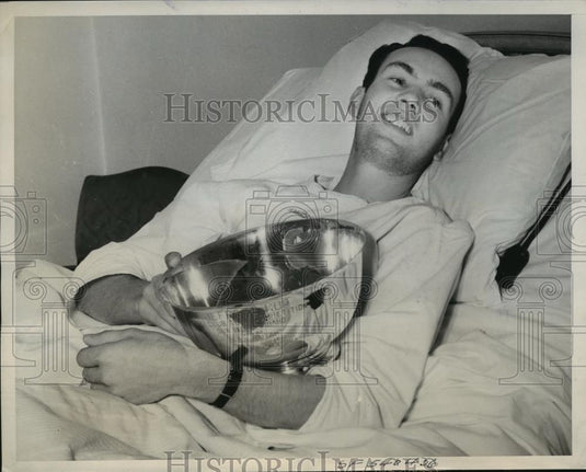 1940 Press Photo Jimmy Worden Lies In A Reno Hospital With A Broken Leg - Historic Images