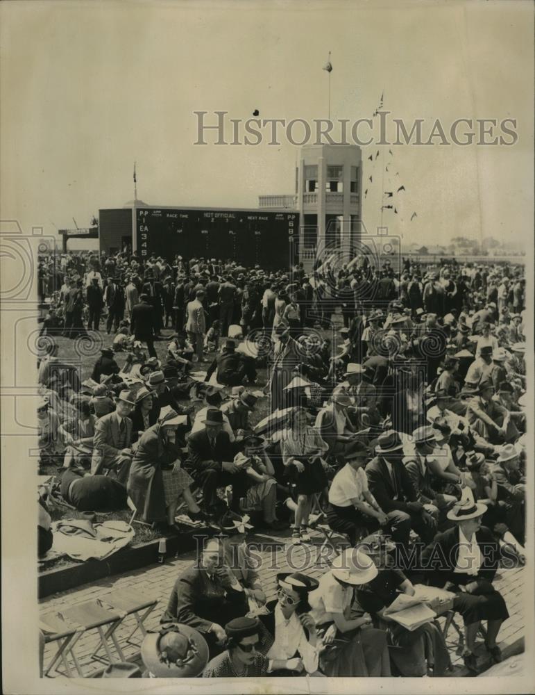 1939 Press Photo Mutual Board Proved Interest to Many Attending Kentucky Derby - Historic Images